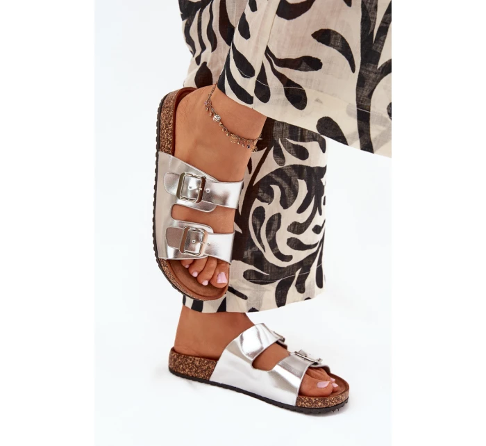 Dámské pantofle na korkové platformě s přezkami – stříbrné