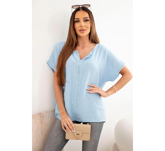 Dámská bavlněná oversize halenka s výstřihem do V a krajkou modrá Dámská bavlněná oversize halenka s výstřihem do V a krajkou modrá