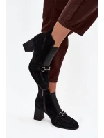 Dámské kotníkové boty z pravé semišové kůže na podpatku model 21714179 Černé - Artiker Dámské kotníkové boty z pravé semišové kůže na podpatku model 21714179 Černé - Artiker
