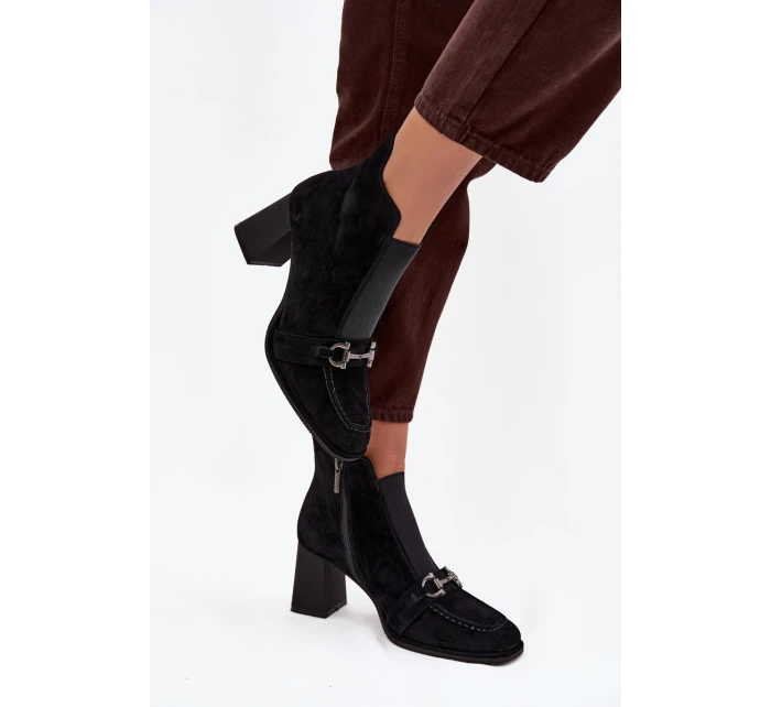Dámské kotníkové boty z pravé semišové kůže na podpatku model 21714179 Černé - Artiker Dámské kotníkové boty z pravé semišové kůže na podpatku model 21714179 Černé - Artiker