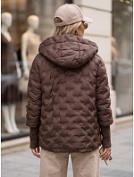 Kurtka damska pikowana z kapturem brązowa model 22341118 - FashionStreet Kurtka damska pikowana z kapturem brązowa model 22341118 - FashionStreet