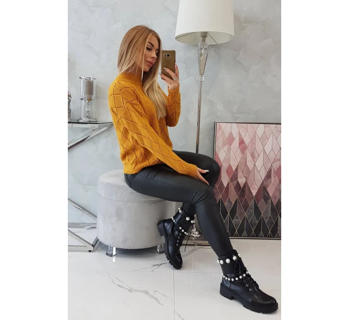 Svetr s rolákem a vzorem hořčicové barvy model 18745510 - K-Fashion Svetr s rolákem a vzorem hořčicové barvy model 18745510 - K-Fashion