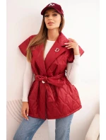 Dámská prošívaná vesta s páskem a širokým límcem bordová