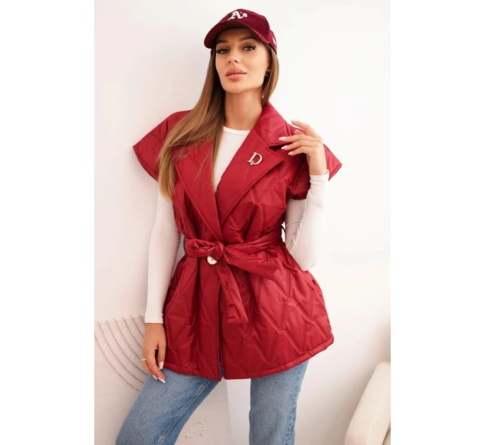 Dámská prošívaná vesta s páskem a širokým límcem bordová