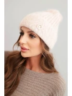 Dámská zimní čepice z huňaté pleteniny a s knoflíkem pudrově růžová model 21441814 - K-Fashion Dámská zimní čepice z huňaté pleteniny a s knoflíkem pudrově růžová model 21441814 - K-Fashion