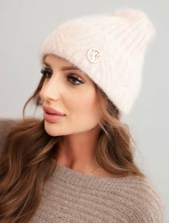 Dámská zimní čepice z huňaté pleteniny a s knoflíkem pudrově růžová model 21441814 - K-Fashion