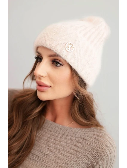 Dámská zimní čepice z huňaté pleteniny a s knoflíkem pudrově růžová model 21441814 - K-Fashion Dámská zimní čepice z huňaté pleteniny a s knoflíkem pudrově růžová model 21441814 - K-Fashion