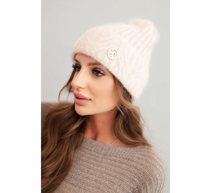 Dámská zimní čepice z huňaté pleteniny a s knoflíkem pudrově růžová model 21441814 - K-Fashion Dámská zimní čepice z huňaté pleteniny a s knoflíkem pudrově růžová model 21441814 - K-Fashion