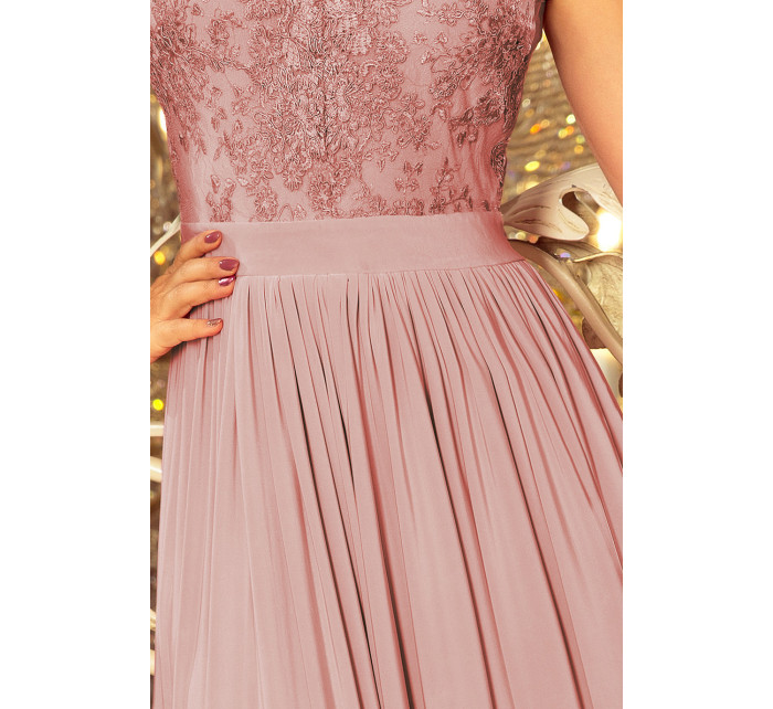 Dlouhé dámské šaty v barvě taupe bez s vyšívaným výstřihem model 7673104 - numoco