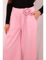 Dámské elegantní kalhoty s širokou nohavicí a ozdobným květem cukrově růžový Dámské elegantní kalhoty s širokou nohavicí a ozdobným květem cukrově růžový
