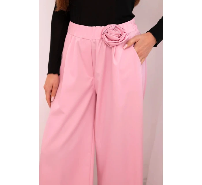 Dámské elegantní kalhoty s širokou nohavicí a ozdobným květem cukrově růžový Dámské elegantní kalhoty s širokou nohavicí a ozdobným květem cukrově růžový