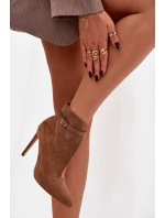 Dámské kotníkové boty na jehlovém podpatku z eko semiše Amalundi – tmavě béžové Dámské kotníkové boty na jehlovém podpatku z eko semiše Amalundi – tmavě béžové