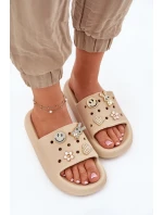 Dámské pěnové pantofle s ozdobnými připínkami Vinceza – béžové