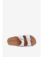 Dámské pantofle s přezkami model 22094917 Bílé - Inblu Dámské pantofle s přezkami model 22094917 Bílé - Inblu