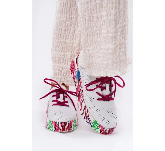 Dámské kožené tenisky na vzorované platformě Vinceza – bílé Dámské kožené tenisky na vzorované platformě Vinceza – bílé