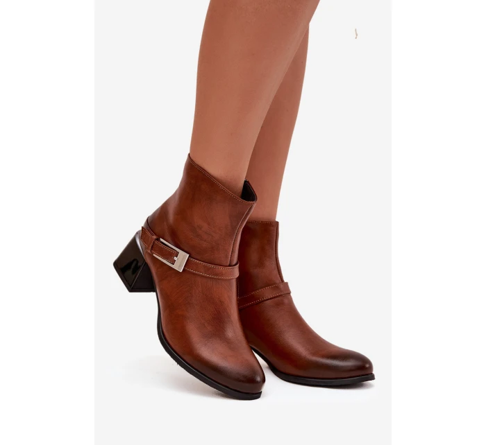 Kožené dámské boty na podpatku s přezkou Zazoo 60562 hnědé Kožené dámské boty na podpatku s přezkou Zazoo 60562 hnědé