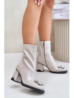 Lakované Dámské Boty Na Podpatku S Dekorací MR880-019 Světle Šedé D&A