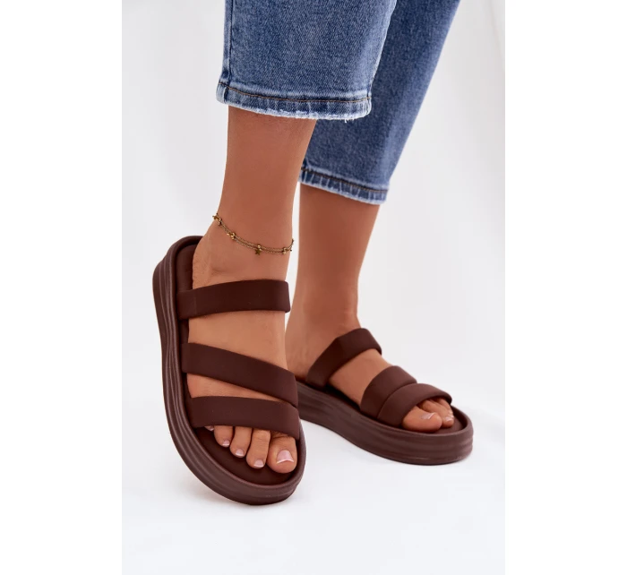 dámské pantofle na platformě s pásky čokoládové model 21943276 - Boto