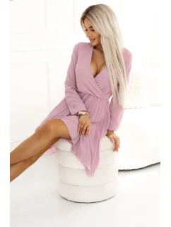 ISABELLE plisované šaty s dlouhými rukávy a výstřihem pudrově růžové model 20945620 - numoco