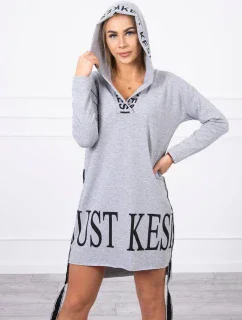 Šedé šaty s kapucí a potiskem
