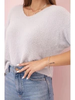 Dámský svetr z měkkého model 21291589 s výstřihem do V krátkým rukávem šedý - K-Fashion Dámský svetr z měkkého model 21291589 s výstřihem do V krátkým rukávem šedý - K-Fashion