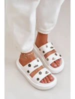 Dámské pěnové pantofle s ozdobnými připínkami – bílé