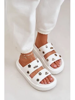 Dámské pěnové pantofle s ozdobnými připínkami – bílé