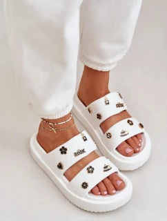 Dámské pěnové pantofle s ozdobnými připínkami – bílé