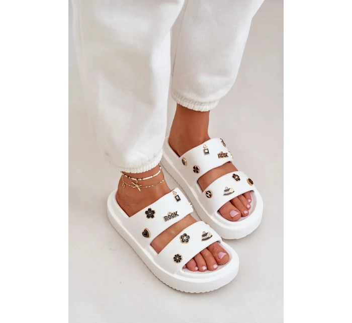 Dámské pěnové pantofle s ozdobnými připínkami – bílé