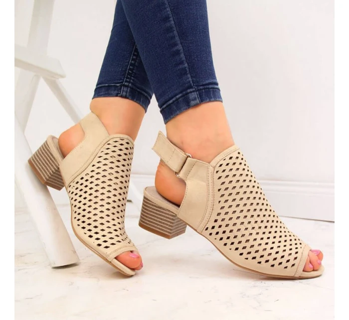 Dámské ažurové sandály béžové model 21904482 - Sabatina