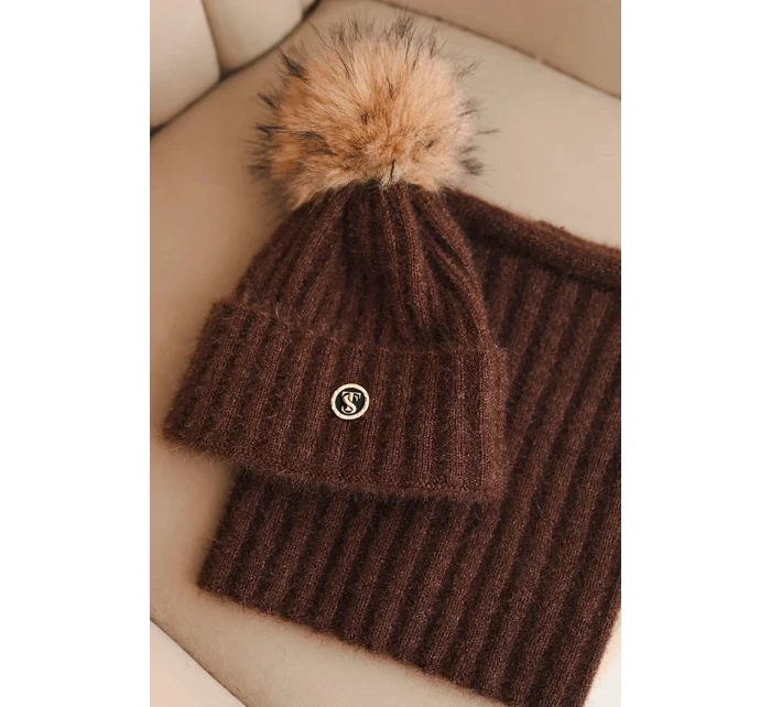 Dámská zimní souprava s bambulí a nákrčníkem hnědá Dámská zimní souprava s bambulí a nákrčníkem hnědá