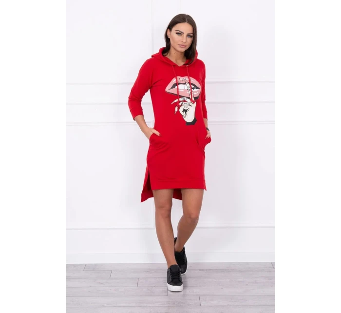 Šaty s delšími zády a barevným potiskem červené barvy Šaty s delšími zády a barevným potiskem červené barvy