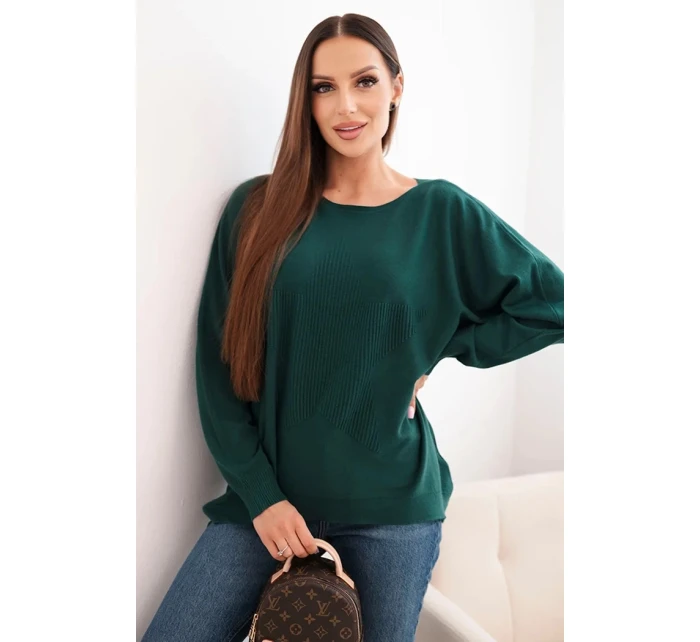 Dámský svetr s delším zadním dílem a reliéfní hvězdou tmavě zelený