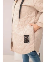 Dámská bunda Plus Size prošívaná s kapucí a nápisem model 21808665 tmavě béžová - K-Fashion Dámská bunda Plus Size prošívaná s kapucí a nápisem model 21808665 tmavě béžová - K-Fashion