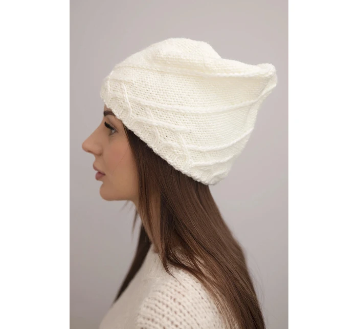 Dámská zimní čepice s ozdobným pletením a střihem ecru model 21878051 - K-Fashion