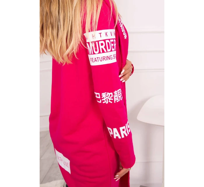 Fuchsiový plášť s nápisy