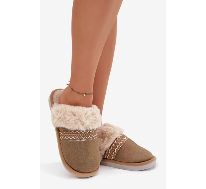 Dámské pantofle s kožešinou a výšivkou zelené model 21772626 - Boto Dámské pantofle s kožešinou a výšivkou zelené model 21772626 - Boto