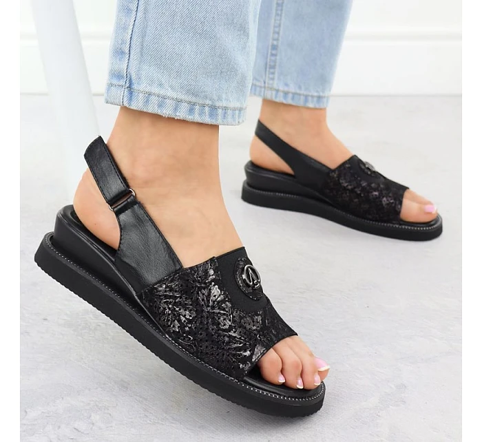 Dámské sandály s gumou černé model 22051713 - JEZZI Dámské sandály s gumou černé model 22051713 - JEZZI