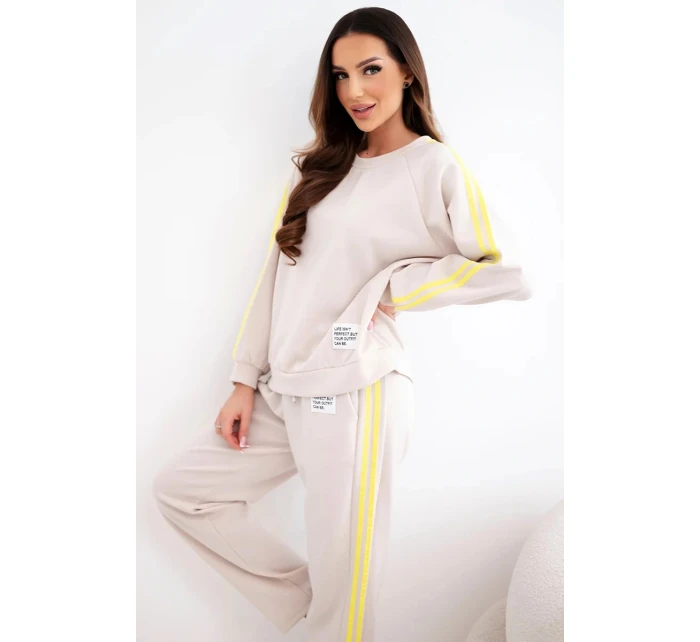 Dámská tepláková souprava model 22015420 s lampasy a volnou mikinou béžová - K-Fashion