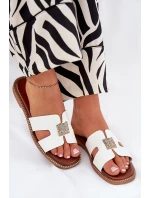 Ploché sandály s výřezy a ozdobou bílé model 21685574 - Boto Ploché sandály s výřezy a ozdobou bílé model 21685574 - Boto