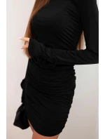 Dámská šaty s viskózou model 21461130 s nařasením a květinami na rukávech černá - K-Fashion Dámská šaty s viskózou model 21461130 s nařasením a květinami na rukávech černá - K-Fashion