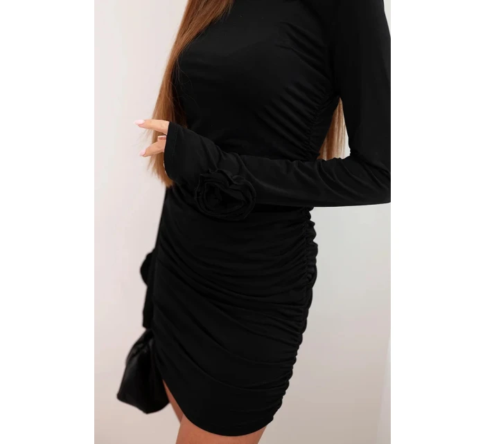 Dámská šaty s viskózou model 21461130 s nařasením a květinami na rukávech černá - K-Fashion Dámská šaty s viskózou model 21461130 s nařasením a květinami na rukávech černá - K-Fashion