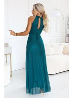 Elegantní večerní maxi šaty s výstřihem, tylem a zavazováním v pase – zelené model 22285998 - numoco basic Elegantní večerní maxi šaty s výstřihem, tylem a zavazováním v pase – zelené model 22285998 - numoco basic