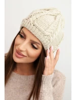 Dámská zimní čepice z vlny s copánkovým vzorem K452 tmavě béžová Dámská zimní čepice z vlny s copánkovým vzorem K452 tmavě béžová