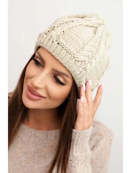 Dámská zimní čepice z vlny s copánkovým vzorem K452 tmavě béžová Dámská zimní čepice z vlny s copánkovým vzorem K452 tmavě béžová