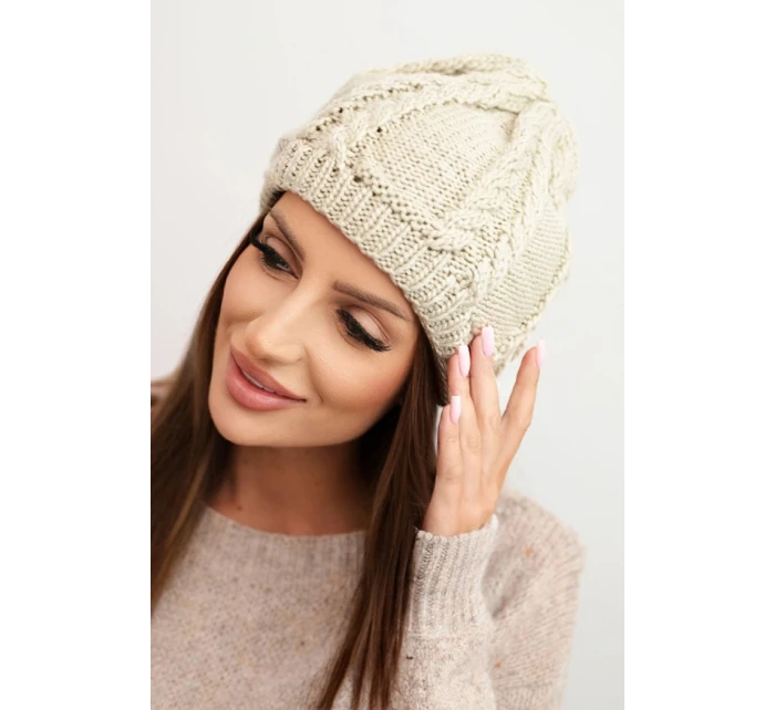 Dámská zimní čepice z vlny s copánkovým vzorem K452 tmavě béžová Dámská zimní čepice z vlny s copánkovým vzorem K452 tmavě béžová