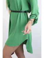 Šaty s delšími zády a pásem zelený