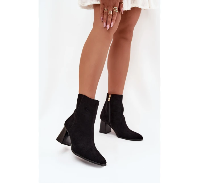 Dámské Botky Z Eko Semiše Na Podpatku Se Zipem Černé model 21704683 - Boto Dámské Botky Z Eko Semiše Na Podpatku Se Zipem Černé model 21704683 - Boto
