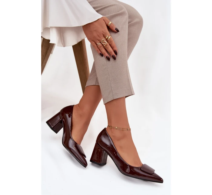 Dámské lakované lodičky na blokovém podpatku s ozdobou Isoline – čokoládové Dámské lakované lodičky na blokovém podpatku s ozdobou Isoline – čokoládové