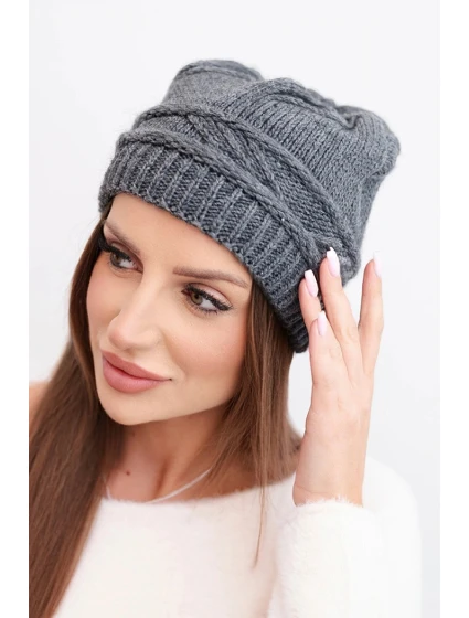 Dámská zimní čepice z vlny a s pleteným vzorem model 21817815 grafitová - K-Fashion Dámská zimní čepice z vlny a s pleteným vzorem model 21817815 grafitová - K-Fashion